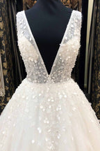 Robe de mariée longue en tulle, coupe trapèze, décolleté en V profond