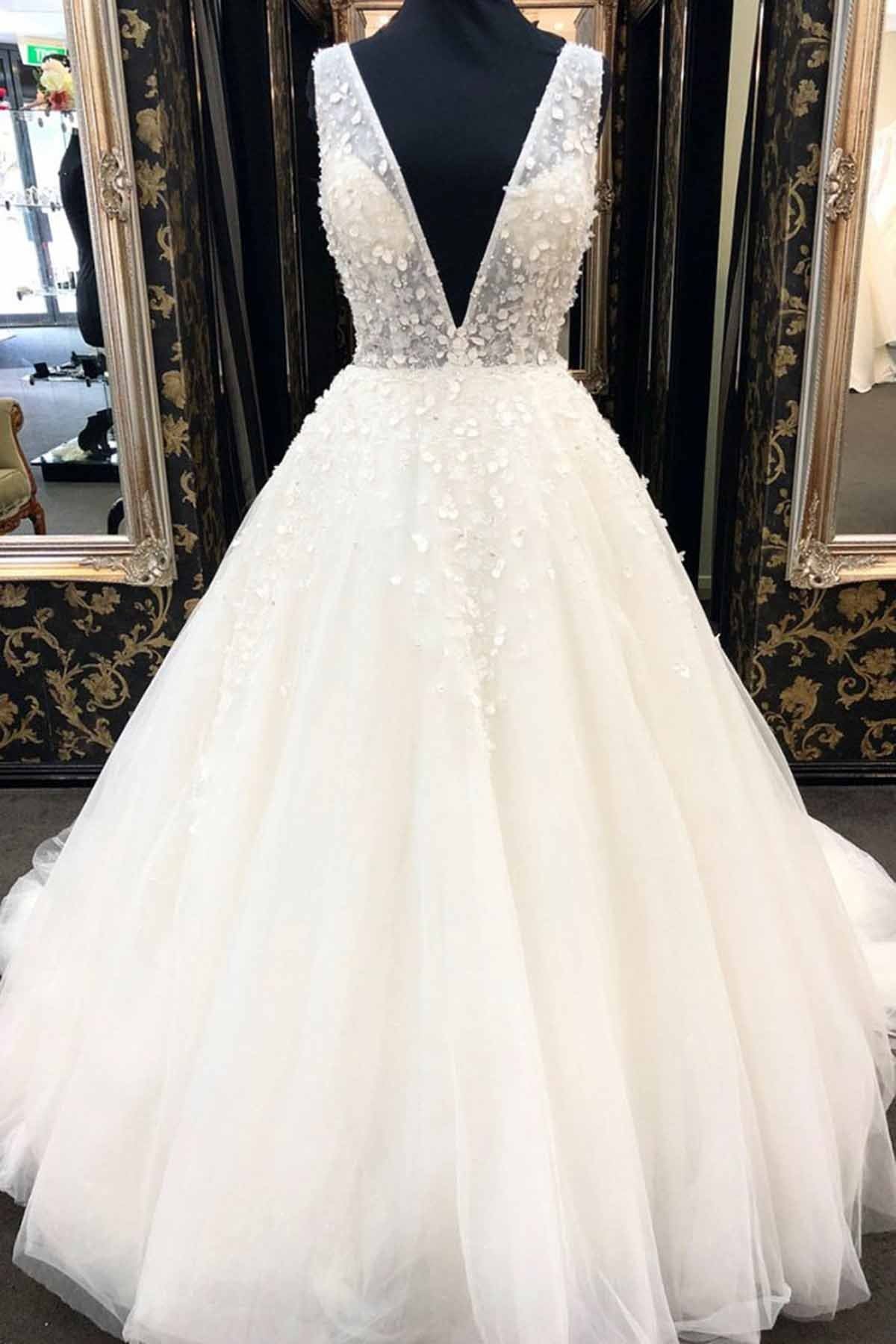 Robe de mariée longue en tulle, coupe trapèze, décolleté en V profond