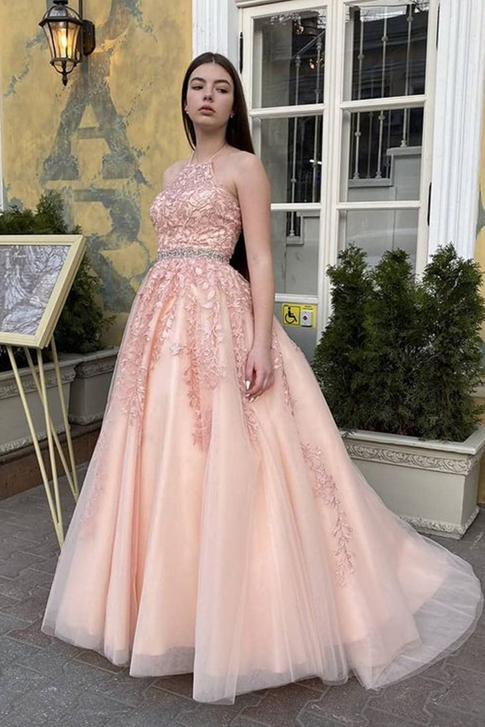Robes de bal longues trapèze dos nu en tulle et dentelle