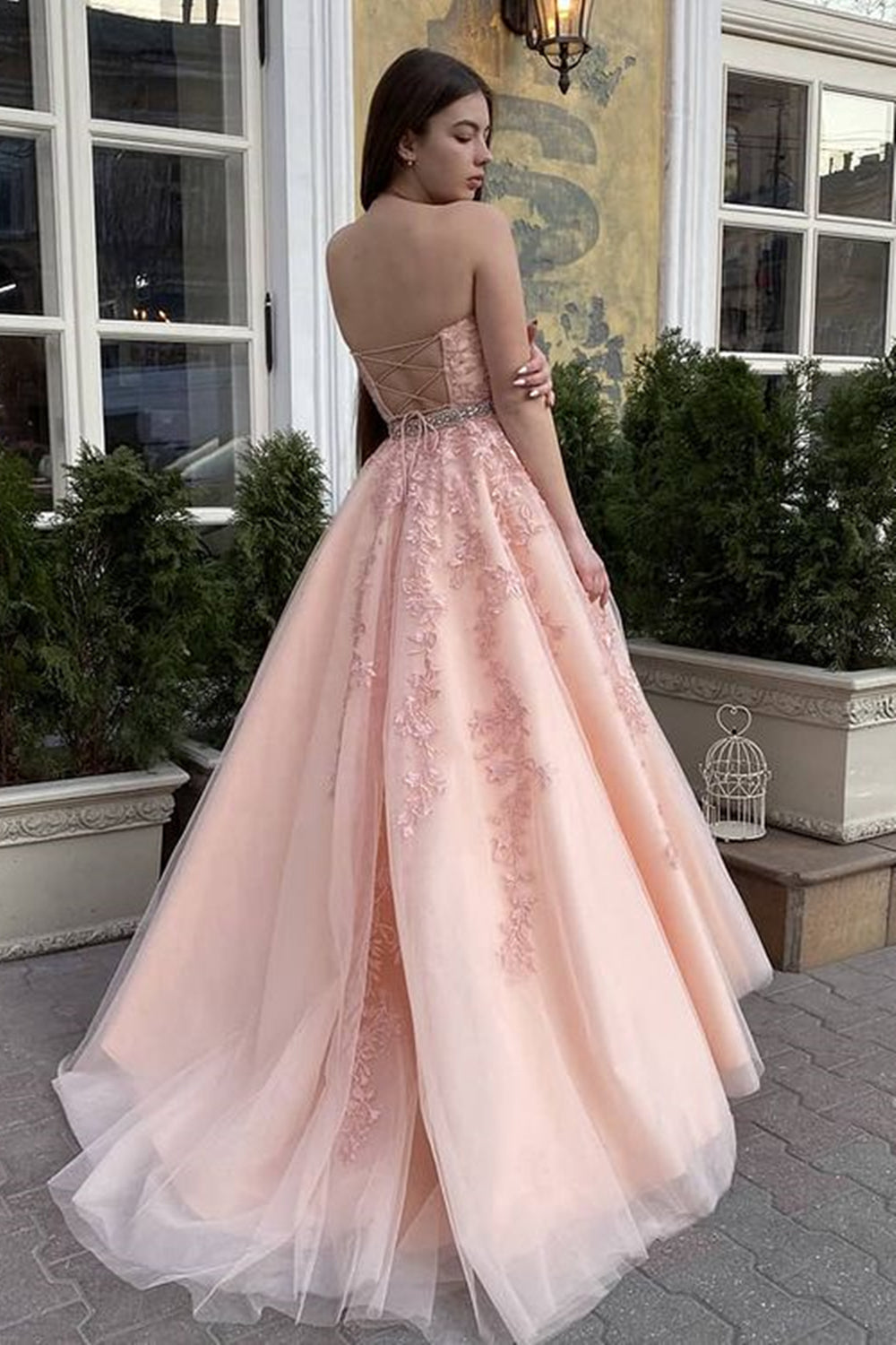 Robes de bal longues trapèze dos nu en tulle et dentelle