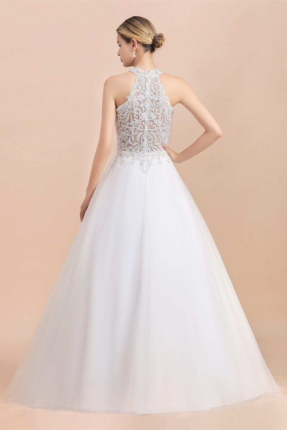 Vestido de novia largo de corte A, sin mangas, con apliques de encaje y lentejuelas, escote halter y apliques de encaje.