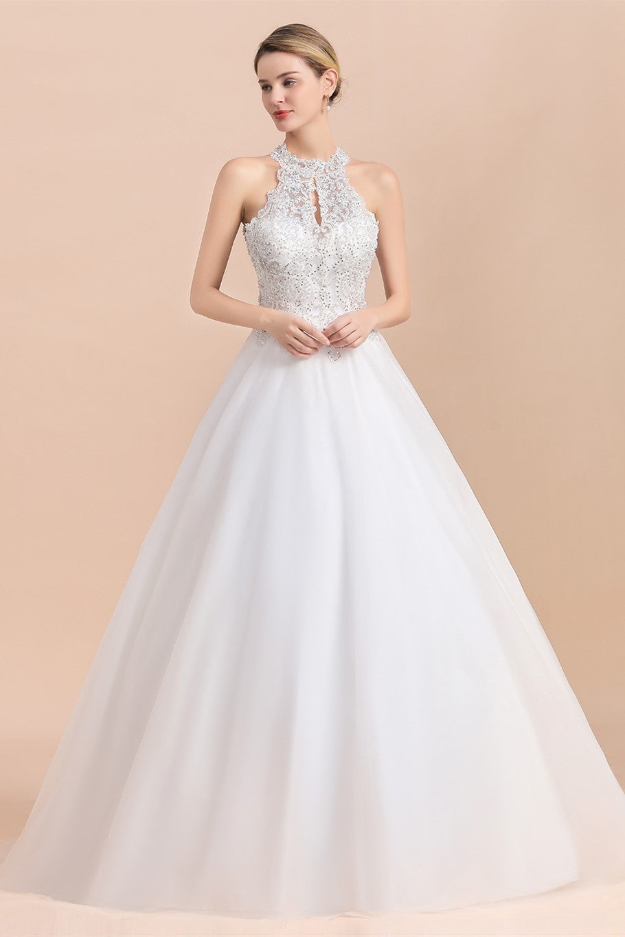 Vestido de novia largo de corte A, sin mangas, con apliques de encaje y lentejuelas, escote halter y apliques de encaje.