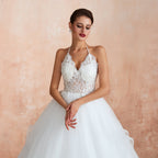 Vestido de novia largo de corte A con escote halter, espalda descubierta y apliques de tul