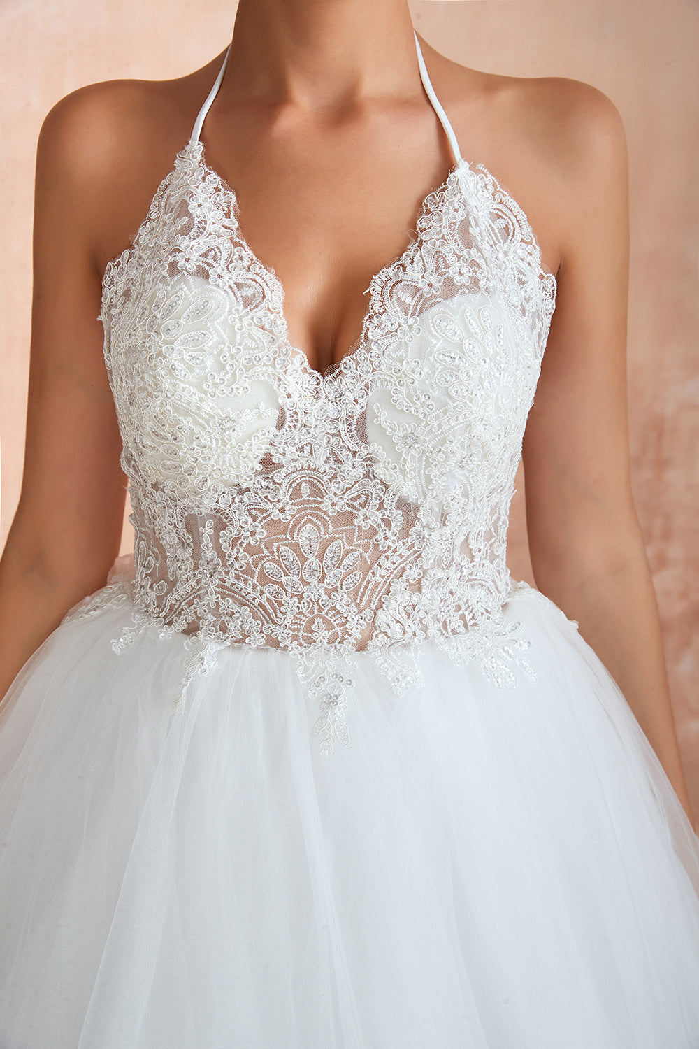 Vestido de novia largo de corte A con escote halter, espalda descubierta y apliques de tul