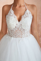 Vestido de novia largo de corte A con escote halter, espalda descubierta y apliques de tul