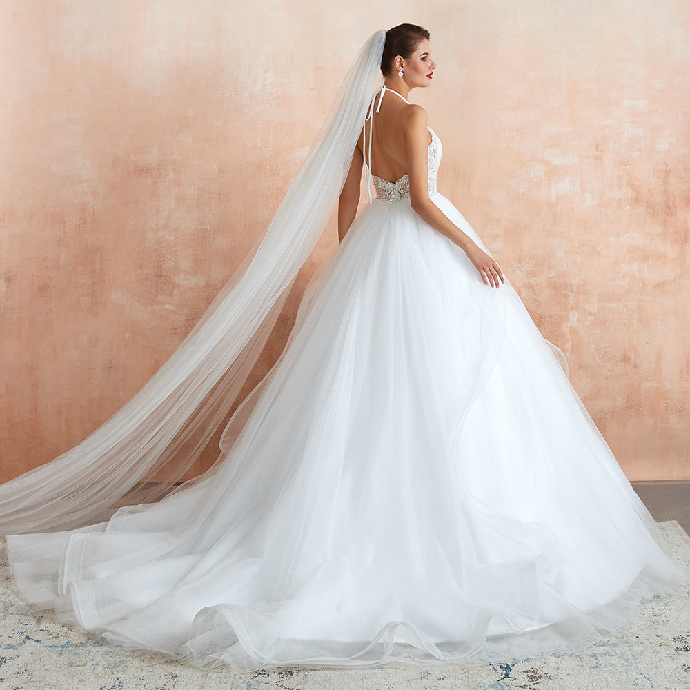 Vestido de novia largo de corte A con escote halter, espalda descubierta y apliques de tul