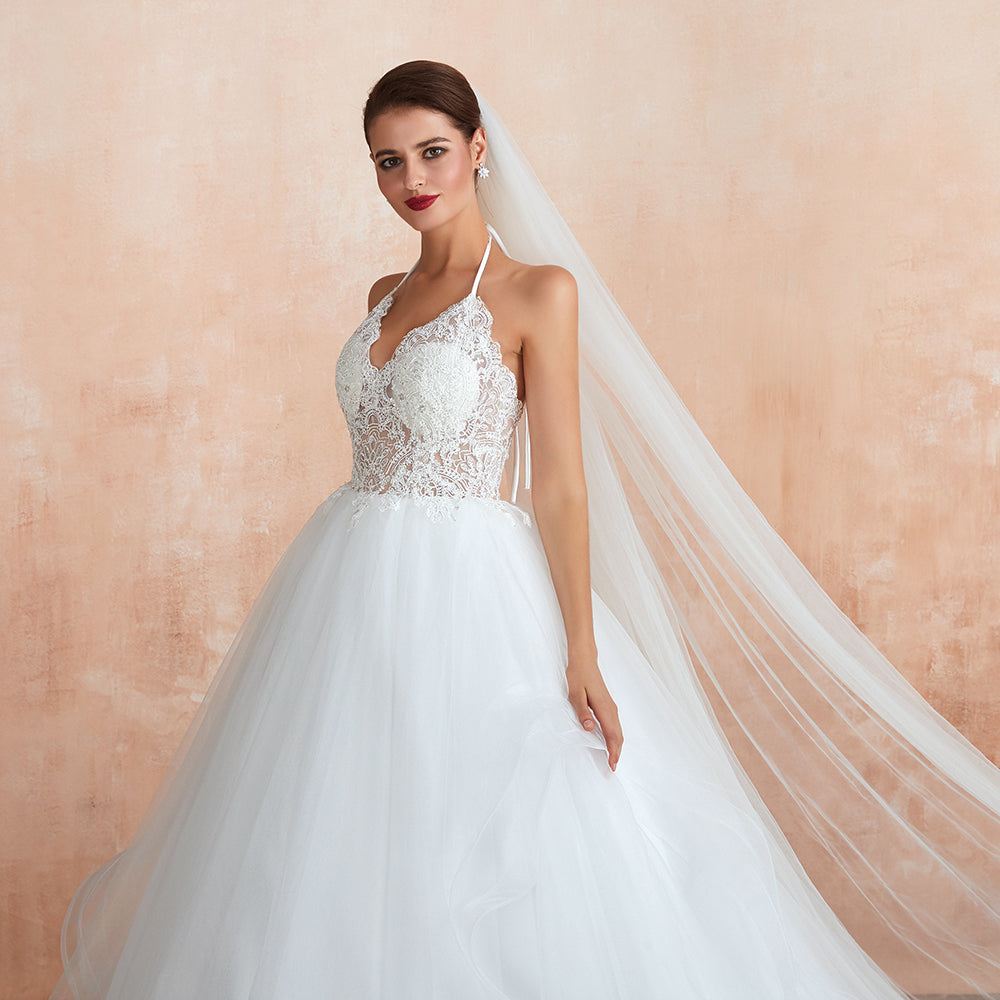 Vestido de novia largo de corte A con escote halter, espalda descubierta y apliques de tul