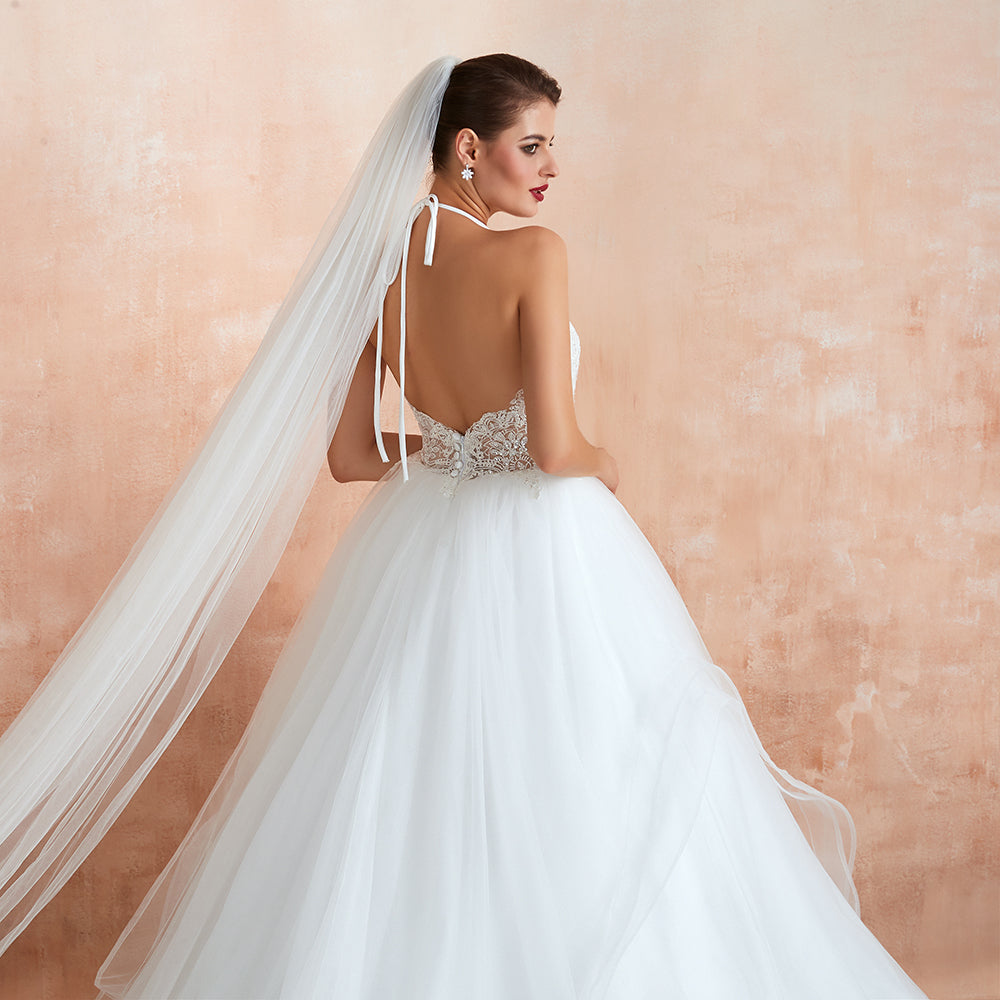 Vestido de novia largo de corte A con escote halter, espalda descubierta y apliques de tul