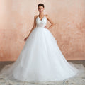 Vestido de novia largo de corte A con escote halter, espalda descubierta y apliques de tul
