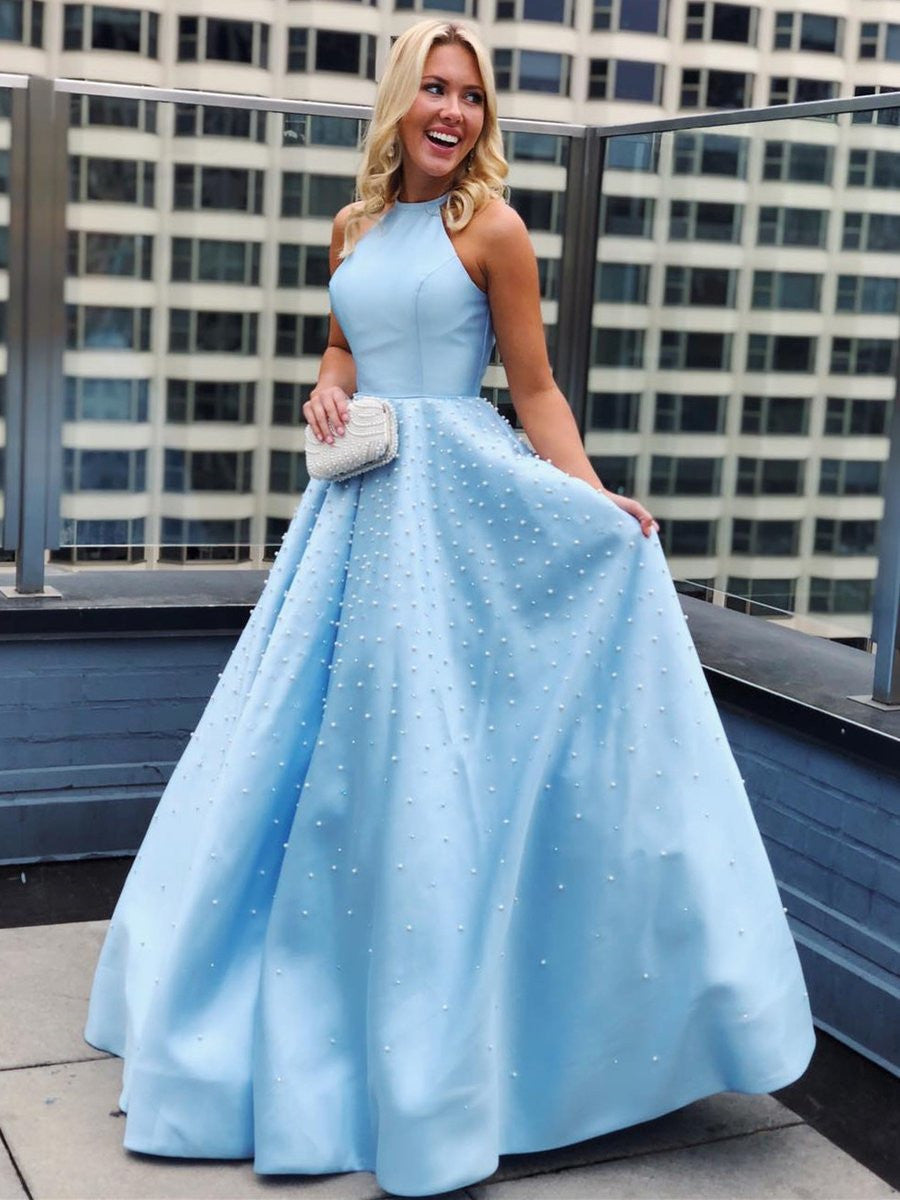Robe de bal longue trapèze dos nu en satin ornée de perles et de poches