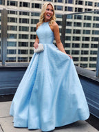 Robe de bal longue trapèze dos nu en satin ornée de perles et de poches
