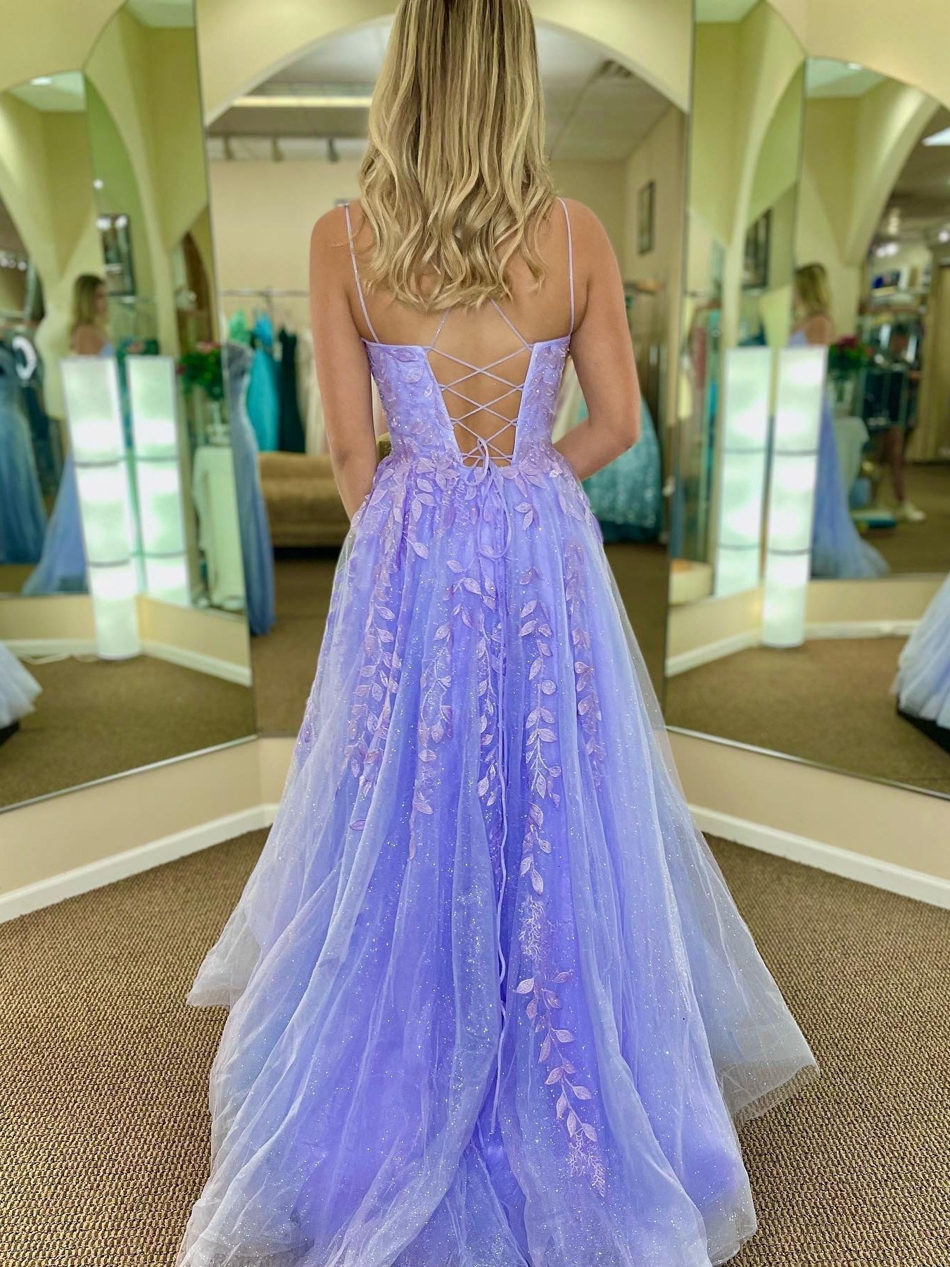 Vestidos de fiesta largos de corte A, encaje y tul, sin espalda, color morado. Vestidos de noche formales.