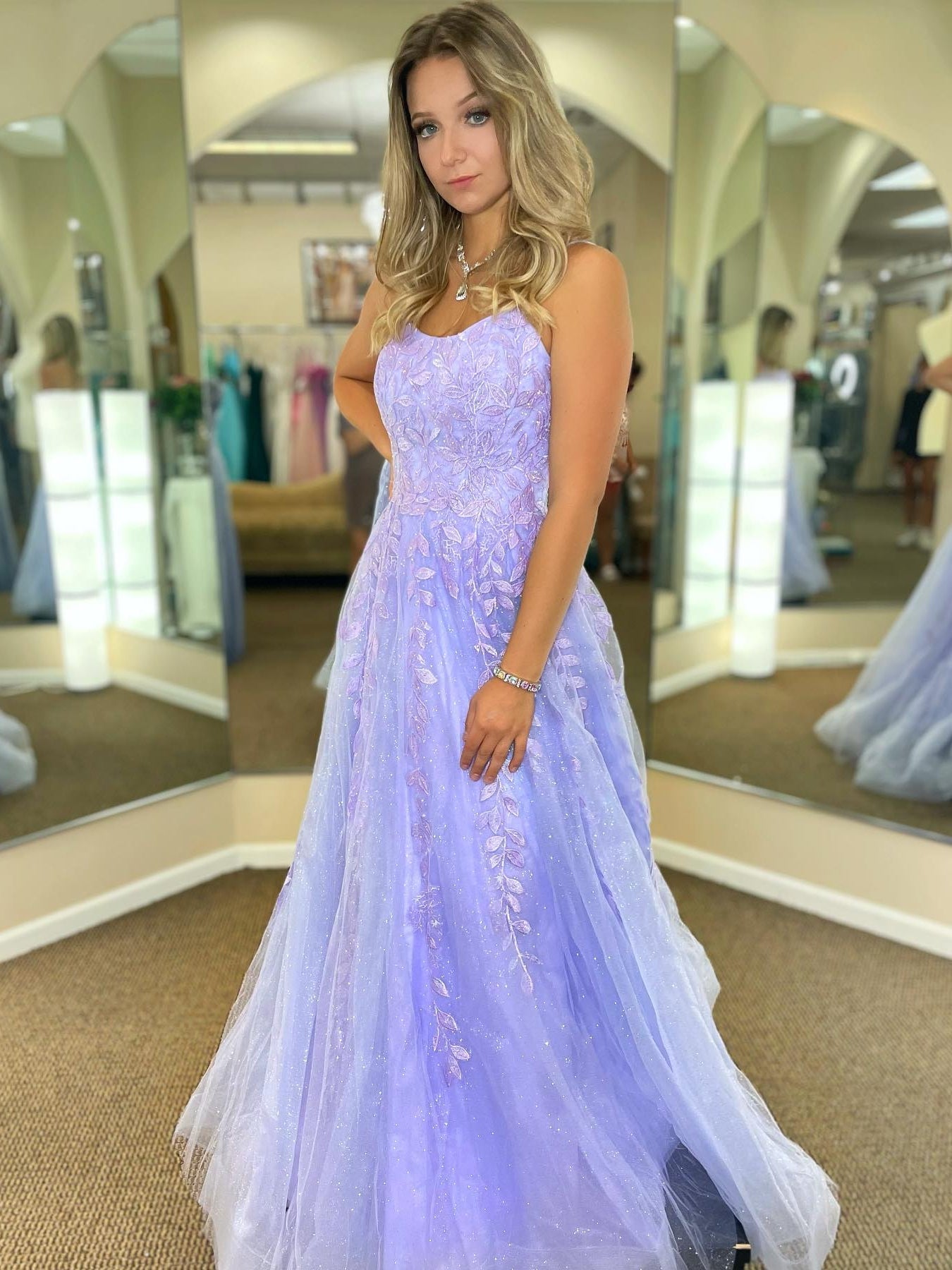 Vestidos de fiesta largos de corte A, encaje y tul, sin espalda, color morado. Vestidos de noche formales.