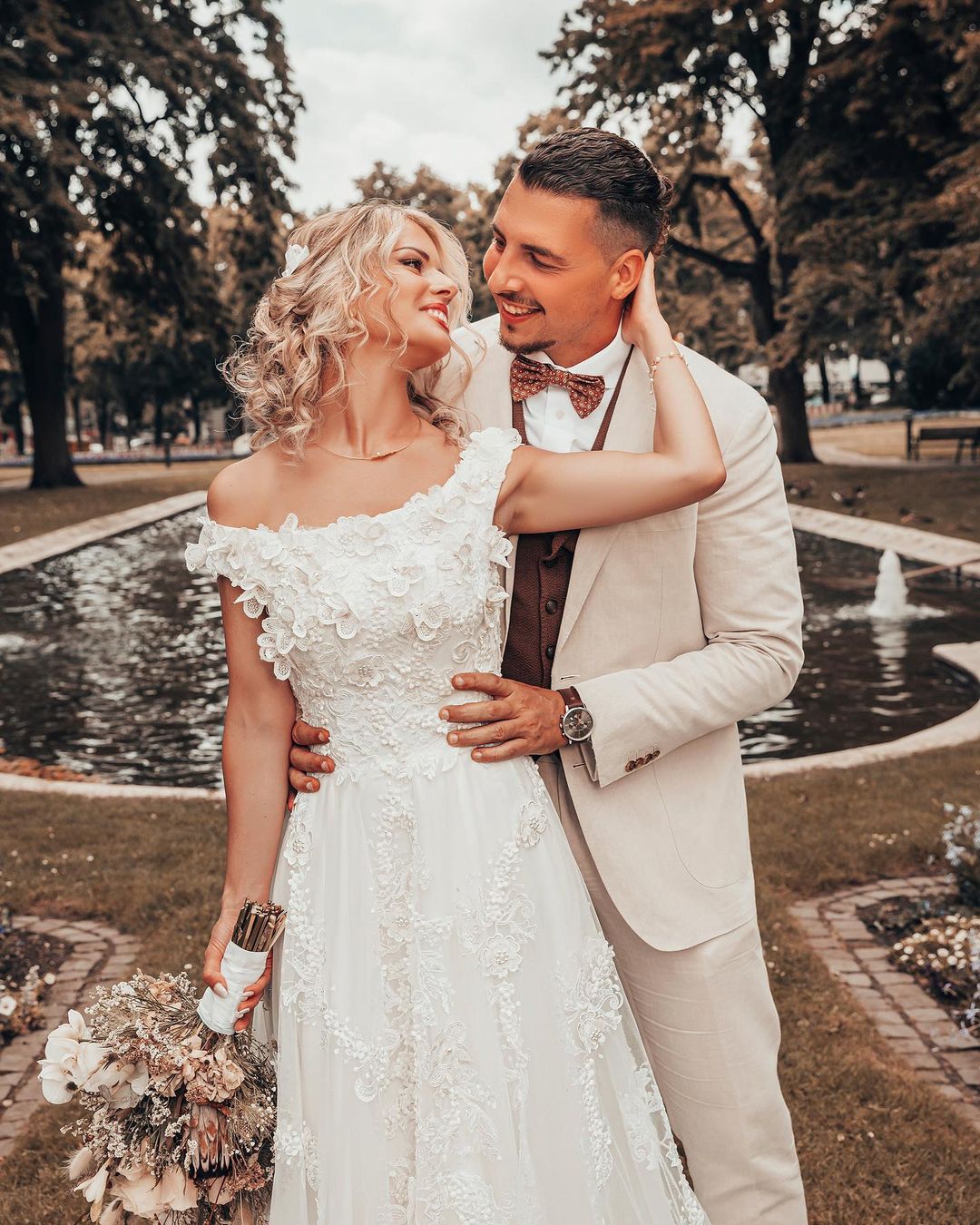 Vestido de novia largo de corte A con hombros descubiertos y estampado floral 3D con apliques de encaje