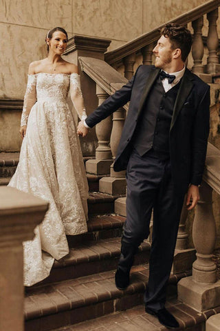 Vestido de novia largo de encaje con corte en A, hombros descubiertos y mangas, estilo línea A.