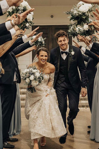 Vestido de novia largo de encaje con corte en A, hombros descubiertos y mangas, estilo línea A.