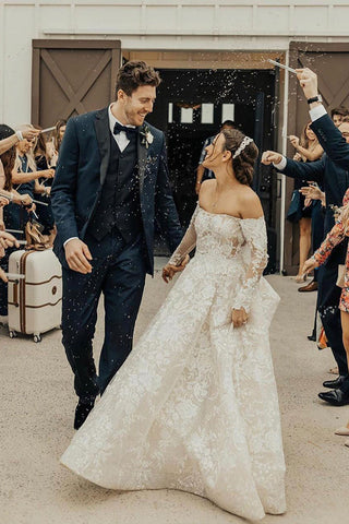 Vestido de novia largo de encaje con corte en A, hombros descubiertos y mangas, estilo línea A.