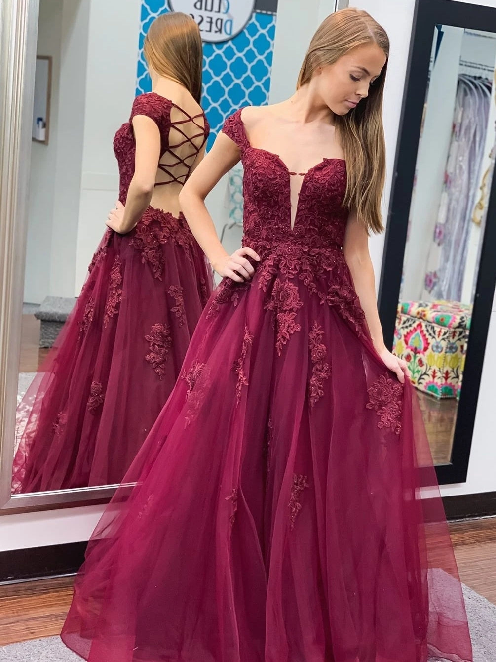 Robes de bal et de soirée longues en dentelle, coupe trapèze, épaules dénudées et dos nu.