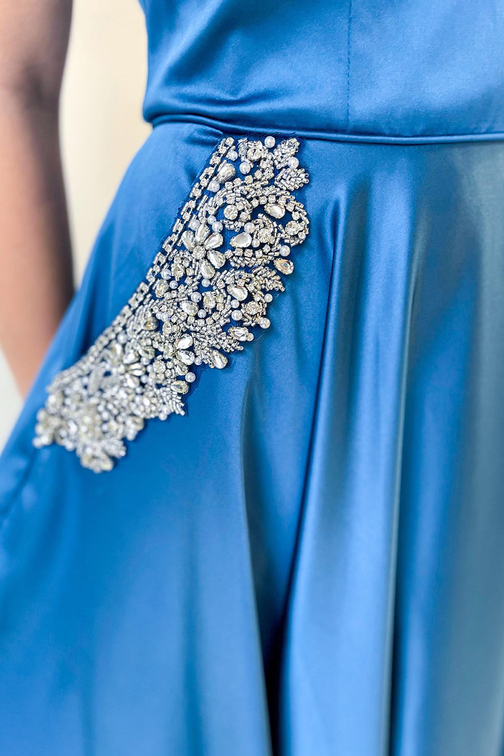 Robe de bal longue trapèze à épaules dénudées avec poches et ornements en cristal