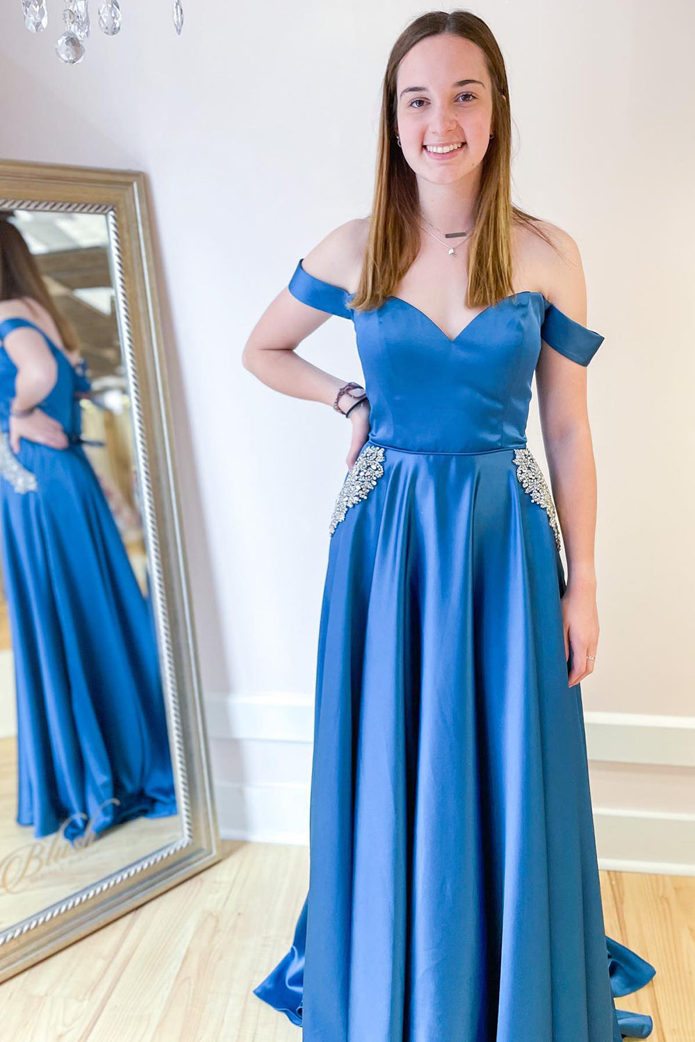 Robe de bal longue trapèze à épaules dénudées avec poches et ornements en cristal