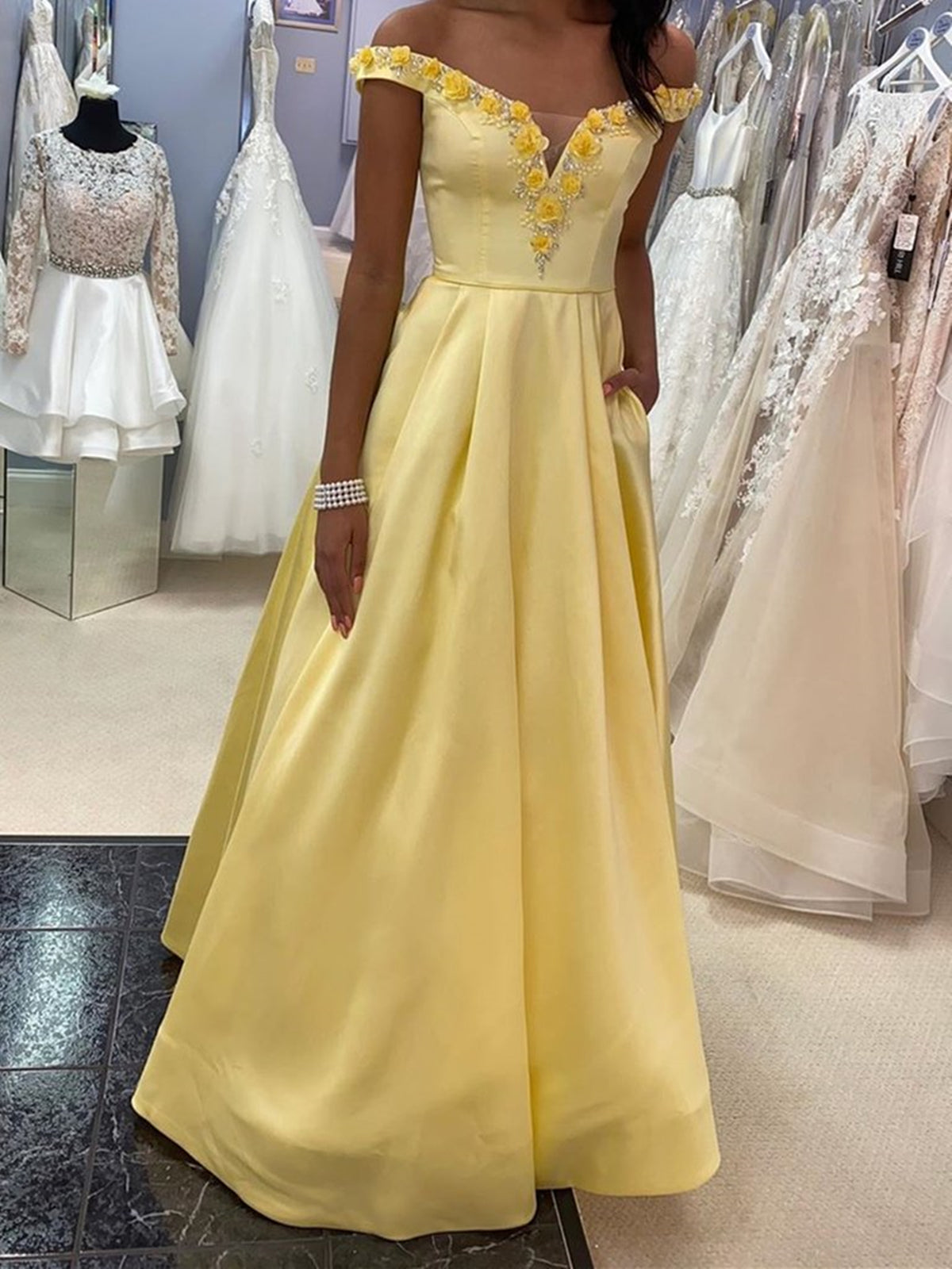 Robe de bal longue trapèze en satin à épaules dénudées et poches
