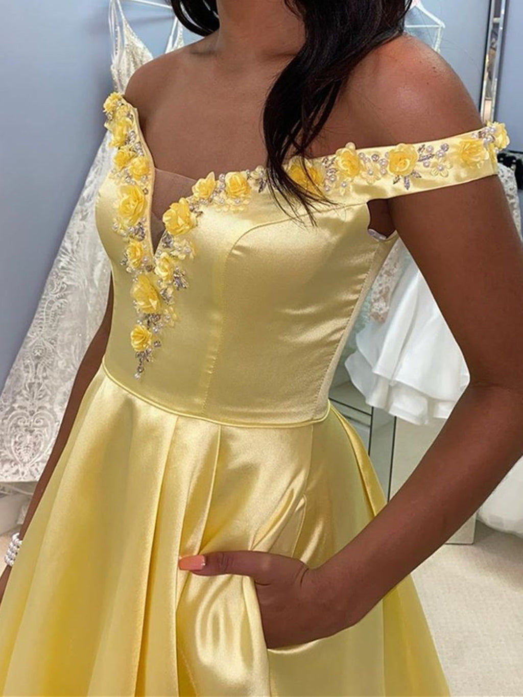 Robe de bal longue trapèze en satin à épaules dénudées et poches