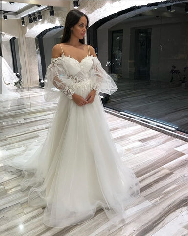 Vestidos de novia largos de corte A, escote corazón con apliques de encaje y tul, con mangas y hombros descubiertos.