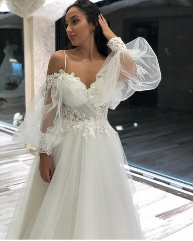 Vestidos de novia largos de corte A, escote corazón con apliques de encaje y tul, con mangas y hombros descubiertos.