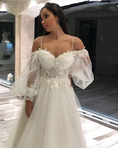 Vestidos de novia largos de corte A, escote corazón con apliques de encaje y tul, con mangas y hombros descubiertos.