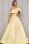 Robe de bal jaune satinée longue trapèze asymétrique à une épaule