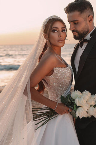 Vestido de novia largo de satén con lentejuelas, corte en A, un solo hombro y mangas, con lentejuelas.