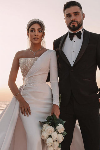 Vestido de novia largo de satén con lentejuelas, corte en A, un solo hombro y mangas, con lentejuelas.