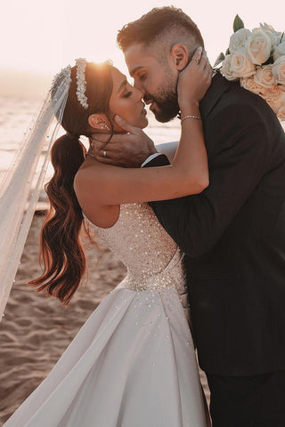 Vestido de novia largo de satén con lentejuelas, corte en A, un solo hombro y mangas, con lentejuelas.