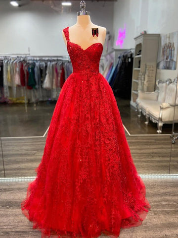 Robe de bal rouge dos nu en tulle et dentelle, longue, asymétrique, à une épaule.