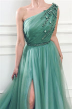 Robe de bal longue trapèze asymétrique en tulle avec fente.