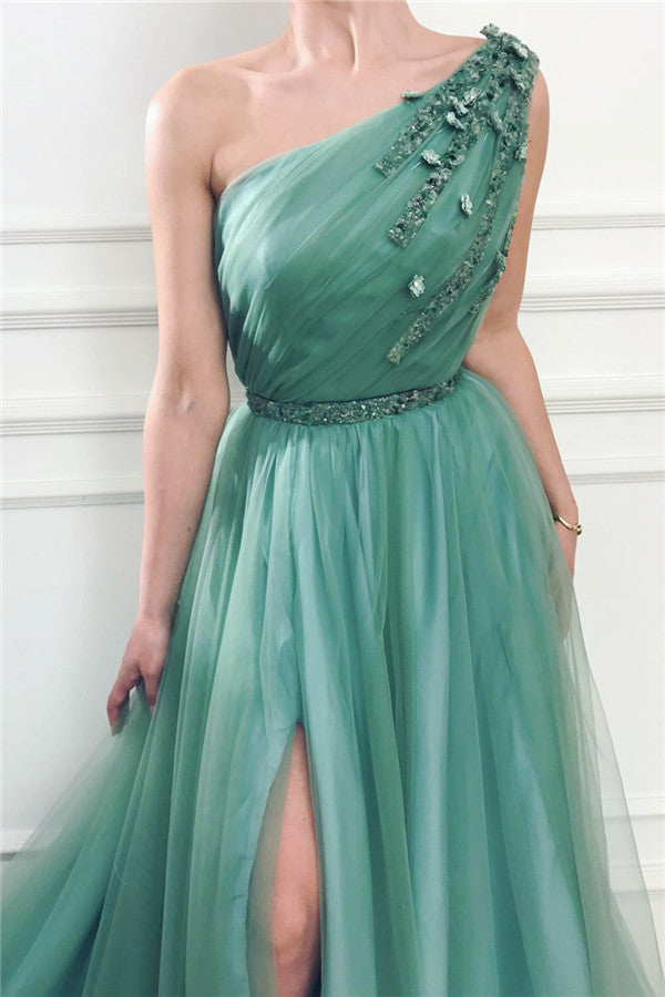 Robe de bal longue trapèze asymétrique en tulle avec fente.