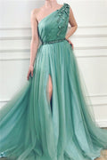 Robe de bal longue trapèze asymétrique en tulle avec fente.