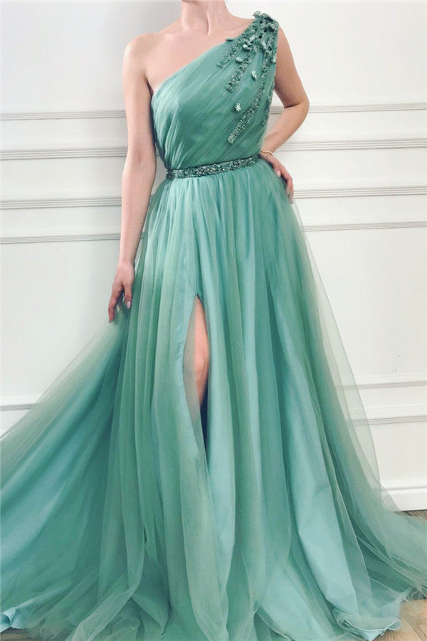 Robe de bal longue trapèze asymétrique en tulle avec fente.