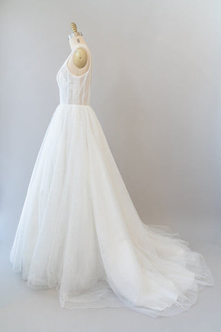 Robe de mariée longue trapèze dos nu en tulle et sequins, ornée d'un dos nu et d'une coupe trapèze