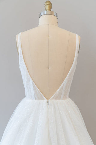 Robe de mariée longue trapèze dos nu en tulle et sequins, ornée d'un dos nu et d'une coupe trapèze