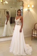 Robe de mariée longue trapèze en mousseline de soie et dentelle, dos nu et décolleté en V