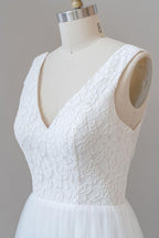 Vestido de novia largo de corte A, espalda descubierta, escote en V, encaje y tul