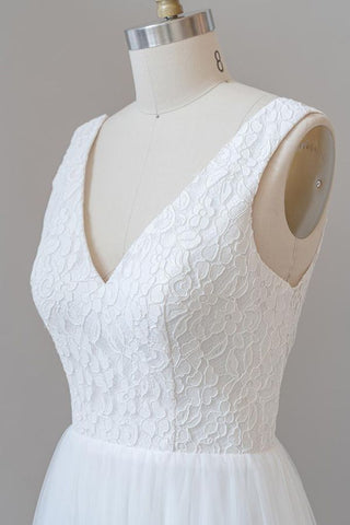 Vestido de novia largo de corte A, espalda descubierta, escote en V, encaje y tul