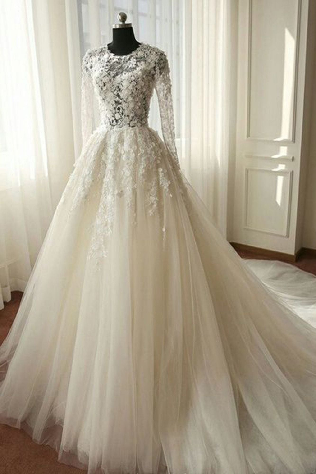 Robes de mariée longues en dentelle organza de coupe trapèze avec manches