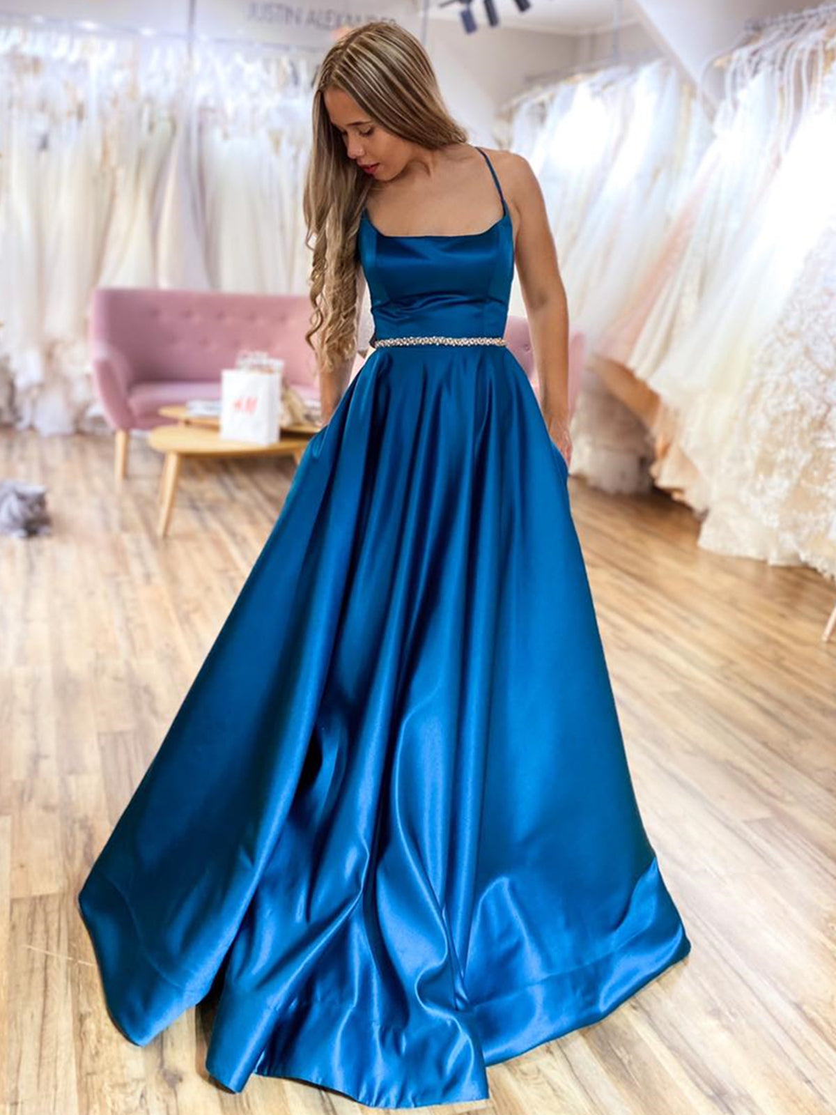 Robe de bal longue trapèze en satin dos nu avec ceinture