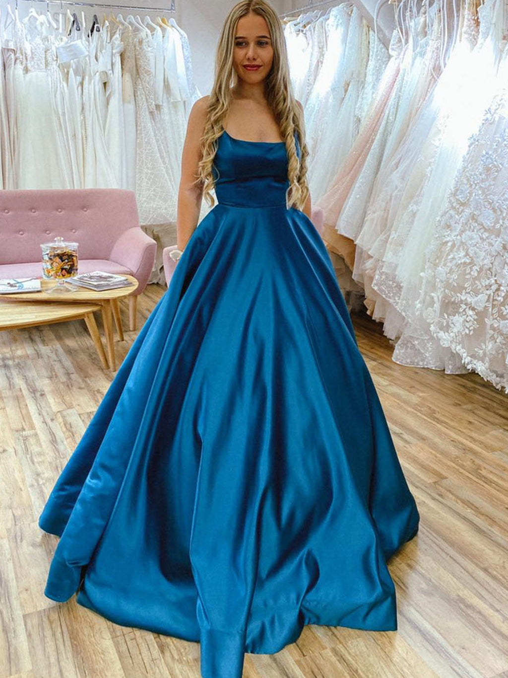 Robe de bal longue trapèze en satin dos nu avec ceinture