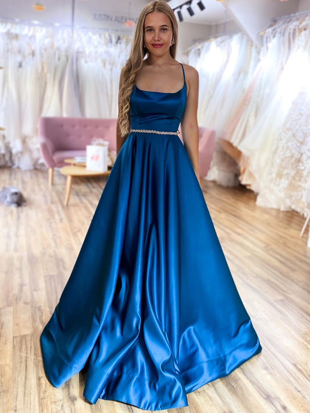 Robe de bal longue trapèze en satin dos nu avec ceinture