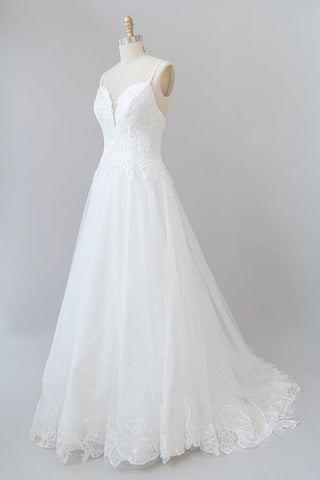Vestido de novia largo de corte A, tirantes finos, apliques de tul y espalda descubierta