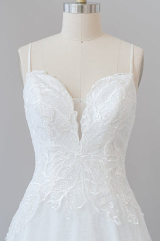 Vestido de novia largo de corte A, tirantes finos, apliques de tul y espalda descubierta