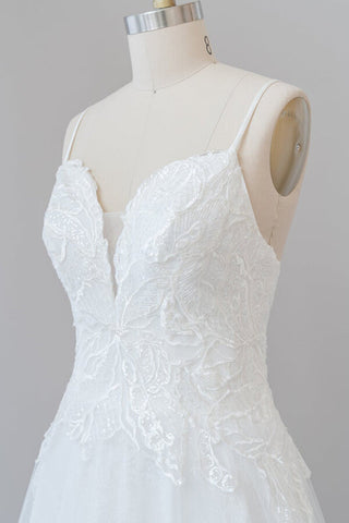 Vestido de novia largo de corte A, tirantes finos, apliques de tul y espalda descubierta